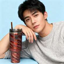 Stanley2025 40 Oz H2.0 Insulated Tumbler,With A Comfortable Handle, Featuring Double-Walled Vacuum Insulated Stainless Steel Construction. This High-Quality Drinkware Keeps Your Beverages At The Perfect Temperature, Whether It's Hot Or Cold, Ensuring The Original Taste Is Preserved For Longer Periods. Designed To Be Lightweight And Portable, It's Perfect For Outdoor Activities Like Camping, Hiking, Driving, And Travel. With A Large Capacity, It Meets Your Hydration Needs Throughout The Day. Stylish And Convenient To Carry, It's An Ideal Choice For Outdoor Enthusiasts And Makes A Thoughtful And Practical Gift, Whether For Friends Or Family. - Họa tiết da báo + hộp quà tặng - Xem 4