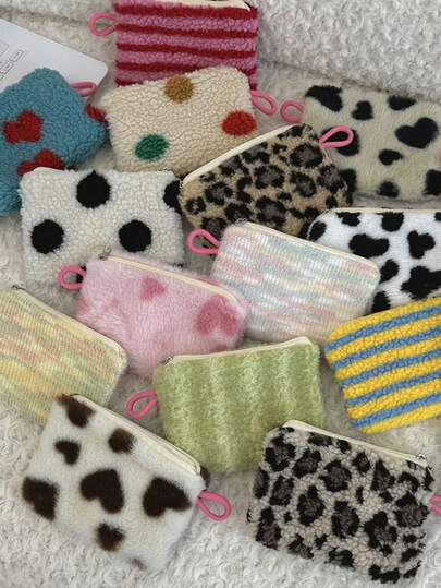 1개 여성용 부드러운 플러시 동전 지갑 사랑 모양 패턴 지갑 다채로운 스트립 키 가방 신선한 스타일 니트 동전 지갑 작은 메이크업 클러치 파우치 실용적인 ID 카드 보관 가방 지퍼 미니 립스틱 보관 가방 세련된 레오파드 프린트 블루투스 헤드폰 정리 가방 귀여운 물방울 무늬 은행 카드 정리 가방