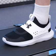 Under Armour 男士 Runplay 舒适透气轻便运动鞋，网眼鞋面，健身训练跑步鞋，一脚蹬款式，建议选购大一码。 - 黑與白 - 查看 2