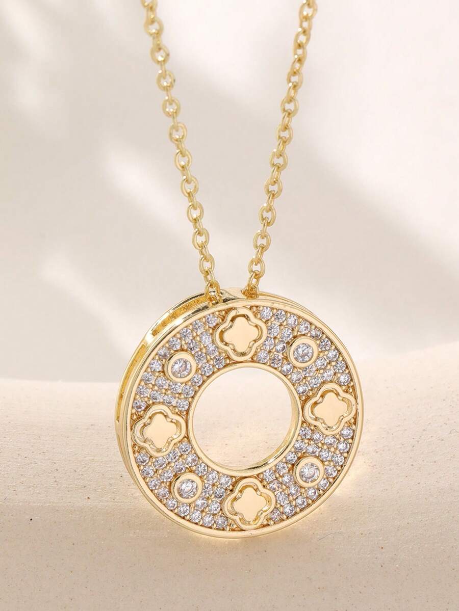 1 Stück kreisförmiger, Cut Out Vier-Blatt-Blumen Anhänger Halskette für Frauen, vollständiges Diamant-Design mit super glänzendem kubischem Zirkonia besetzt, Edelstahlkette, geeignet für den täglichen Gebrauch, Geschenk für die Freundin, Halloween Schmuck, Weihnachtsgeschenk, Feier des Nationalfeiertags von Saudi-Arabien