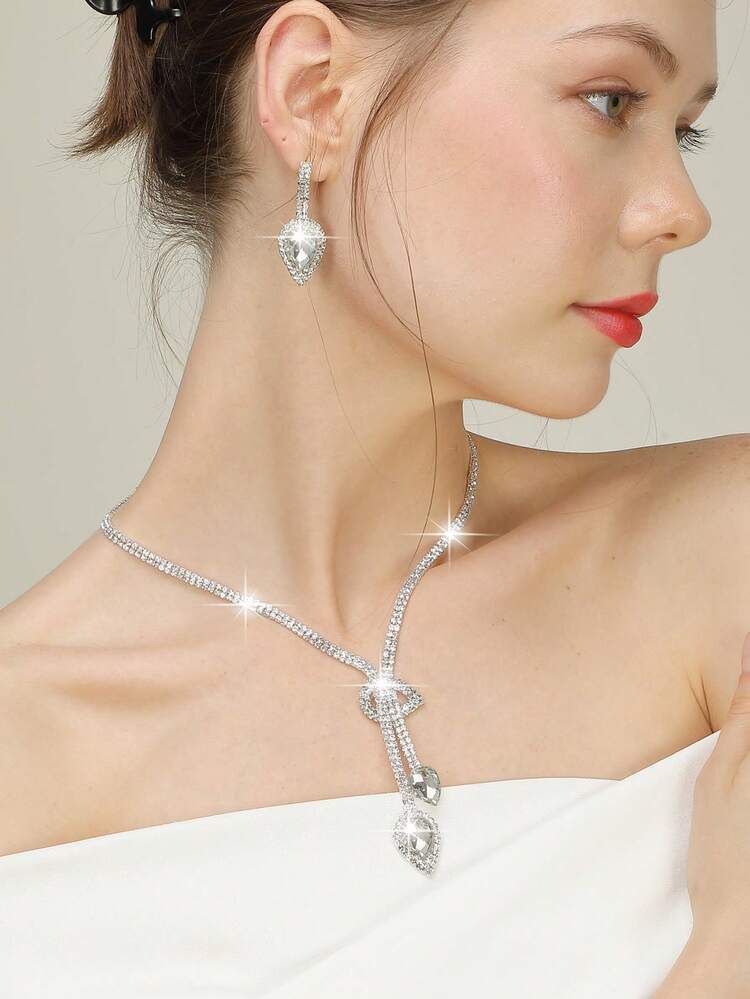 这款水钻首饰套装包含项链、耳环和手链，搭配奢华闪亮水晶手拿包，适合派对、浪漫婚礼、春夏链条单肩包、新娘包、正式舞会手拿包以及优雅晚礼服。是派对、婚礼、舞会和盛大晚宴的完美之选。 - 銀色 - 查看 3