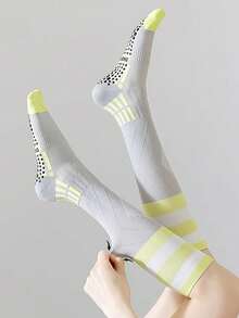 زوج من جوارب رياضية للنساء ذات خصر مرتفع وضغط لتنحيف الساقين، مناسبة للجري والياقة البدنية والرياضات الأخرى مثل اليوغا والدراجات، باللون الرمادي - رمادي - مشاهدة 8