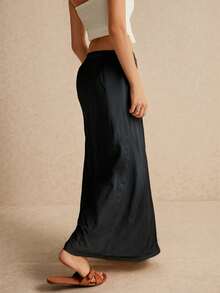 Saia feminina de cetim, minimalista, casual, elegante e sexy, com fenda, em cor sólida, ideal para passeios diários, encontros e idas ao escritório. Possui zíper e bolsos, tecido plano, ideal para uso diário.