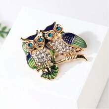 1枚镶嵌水晶的合金猫头鹰胸针，象征智慧和洞察力，圣诞礼物