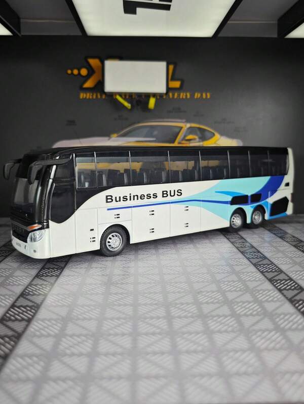 YCMODEL A Simulation Alloy Car Model Of A High-End Business Bus, The Body Of Which Is Made Of Zinc Alloy Material. The Left And Right Doors Can Be Opened, And The Engine Hood And Trunk Door Can Also Be Opened. The Car Model Has Simulated Sound And Lighting Functions, Rich Details, Fine Workmanship, And Good Quality. It Is Suitable For Collection And Can Be Given As A Birthday Gift To Children