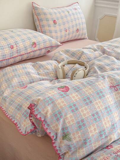 Conjunto de cama macio e confortável de 3/4 peças, inclui 1 capa de edredom, 1 lençol de baixo com elástico, 1/2 fronhas, acabamento em crochê com borda em formato de concha, estampa xadrez de morango, alta qualidade, ideal para quarto, dormitório e uso doméstico, disponível em vários tamanhos.