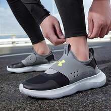 Under Armour 男士 Runplay 舒适透气轻便运动鞋，网眼鞋面，健身训练跑步鞋，一脚蹬款式，建议选购大一码。 - 黑灰色 - 查看 2