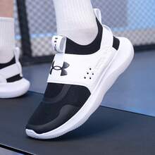 Under Armour 男士 Runplay 舒适透气轻便运动鞋，网眼鞋面，健身训练跑步鞋，一脚蹬款式，建议选购大一码。 - 黑與白 - 查看 5