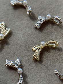 10 قطعة من الأقواس المزيفة الصغيرة المرصعة باللؤلؤ الفضي، لوازم فن الأظافر متعددة الوظائف براقة وجميلة، إكسسوارات أظافر فاخرة بسيطة من السبائك المعدنية، تميمات وجواهر للأظافر