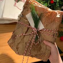 100m/328ft Weihnachtsrote und weiße Verpackungsleine, Verstärker der Weihnachtsatmosphäre! Geeignet für Weihnachtsgeschenkverpackung, X-Baum-Dekorationen, Aufhängelinien zur Dekoration gemütlicher Szenen und Schaffung einer komfortablen Umgebung, Hinzufügen einer festlichen Atmosphäre. Kann als dekorative Leine, Feiertags-Leine verwendet werden. Strapazierfähiges und flexibles Material. Ideale Wahl für Partyplaner und DIY-Enthusiasten zum Umwickeln von Leinen und Aufhängen von Feiertags-Beleuchtung.