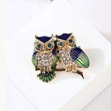 1枚镶嵌水晶的合金猫头鹰胸针，象征智慧和洞察力，圣诞礼物