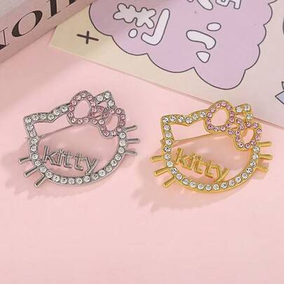Sanrio Broche de aleación con tono plateado y dorado, con cristales de rinoceronte, detalles de cristal rosa y material electrolítico duradero, diseñado para estilos kawaii y de moda, un accesorio perfecto para el uso diario, decoración de bolsos, abrigos, vestidos y como regalo, una opción ideal para fans de Sanrio y mujeres que aman los diseños juguetones y brillantes