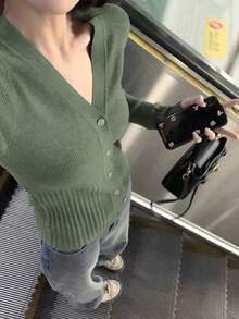 V領設計、細鈕扣開襟、長袖、羅紋針織開襟衫，女款秋冬/返校必備 - 綠色 - 查看 3