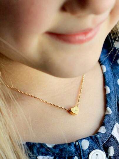 1 st klassiskt minimalistiskt hjärtformat halsband i rostfritt stål med A-Ö-bokstäver, lämpligt för flickor, vardagskläder, personligt halsband, nyckelbenskedja, smycken till mors dag-present