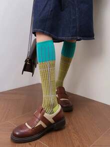 1 para wygodnych skarpetek z materiału w stylu retro, z wysokim stanem, w kratkę w blokach kolorów, odpowiednich do ciepłych strojów na jesień/zimę