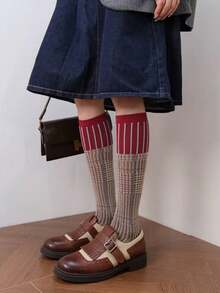 1 para wygodnych skarpetek z materiału w stylu retro, z wysokim stanem, w kratkę w blokach kolorów, odpowiednich do ciepłych strojów na jesień/zimę