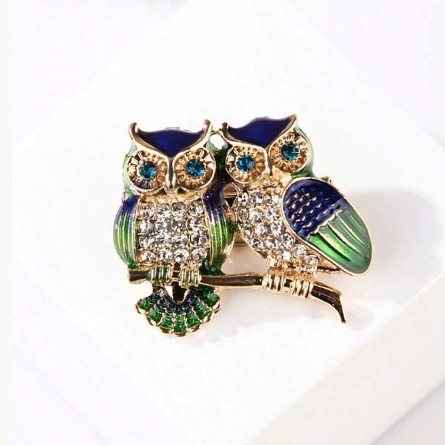 1枚镶嵌水晶的合金猫头鹰胸针，象征智慧和洞察力，圣诞礼物