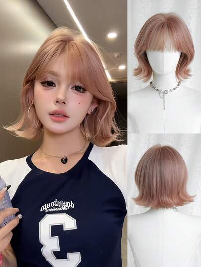 Tóc giả xoăn ngắn màu hồng 12 inch dành cho nữ - Tóc giả xoăn thời trang giản dị có mái bằng sợi tổng hợp mềm mượt chịu nhiệt dùng hàng ngày, hoàn hảo cho các ngày lễ, lễ hội âm nhạc, lễ kỷ niệm, lễ hội hoa anh đào, quà tặng tốt nghiệp & quà tặng cho bạn bè Phụ kiện tóc giả