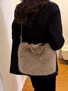 Geantă de umăr ușoară din blană artificială pentru femei, cu curea reglabilă, închidere magnetică, poșetă din pluș, lavabilă manual, cu mâner superior, pentru ieșiri zilnice, stil Honey Girl cu căptușeală din piele artificială, geantă tote pufoasă pentru femei, geantă de umăr pufoasă, poșetă casual din blană artificială, geantă elegantă de iarnă, geantă de mână la modă, cu textură moale și mânere îmblănite, pentru ieșiri zilnice, cumpărături, evenimente de iarnă și ocazii casual.