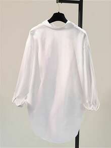 Bluzka damska w dużym rozmiarze, z kołnierzykiem koszulowym o standardowej długości, z długimi rękawami opadającymi na ramiona, zdobiona guzikami i asymetrycznym dołem - Biały - Zobacz 2