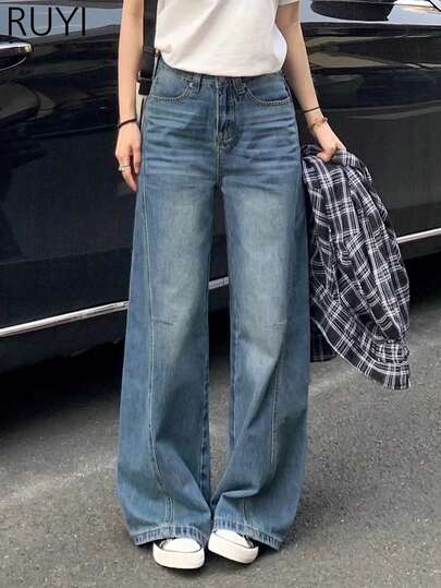 女士蓝色拼接阔腿牛仔裤，休闲宽松版型，适合日常通勤和购物