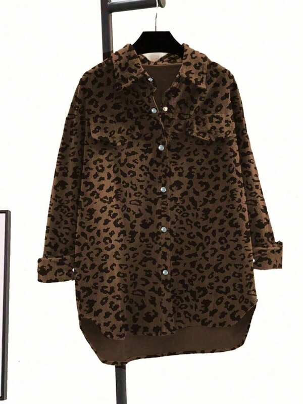 Camisa feminina minimalista com estampa de leopardo, fechamento frontal com botões, comprimento curto e costas mais compridas. Ideal para primavera, outono e inverno, perfeita para o dia a dia.