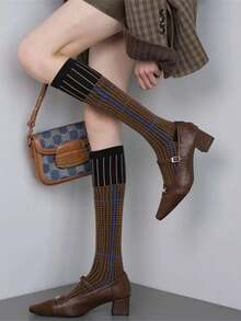 1 para wygodnych skarpetek z materiału w stylu retro, z wysokim stanem, w kratkę w blokach kolorów, odpowiednich do ciepłych strojów na jesień/zimę