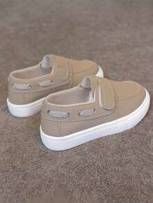 1 双男女时尚钩环运动鞋，女童新款跑步鞋，儿童 PU 皮革休闲平底鞋，适合室内/室外活动、上学日、春秋季日常散步和跑步 - 卡其色 - 查看 5