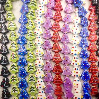 4 pezzi Nuova collezione natalizia perline in ceramica - Ciondoli ad albero di Natale dipinti a mano per orecchini e braccialetti fai-da-te, forniture per decorazioni natalizie (perline distanziatrici in ceramica smaltata per le feste)