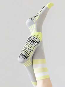 زوج من جوارب رياضية للنساء ذات خصر مرتفع وضغط لتنحيف الساقين، مناسبة للجري والياقة البدنية والرياضات الأخرى مثل اليوغا والدراجات، باللون الرمادي - رمادي - مشاهدة 4