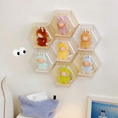 1个透明亚克力收藏展示盒，适用于Labubu4.0心形密码系列 - 壁挂式、可堆叠、防尘带盖收纳盒。适用于小雕像、Labubu4.0和小型玩具。采用PET材质，透明设计，兼具展示和保护功能。白色和黄色收藏展示盒 | 透明亚克力盒 | 防尘罩，壁挂式收藏展示柜