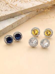 一对精致的方晶锆石耳钉，男女皆宜，全钻设计，独特优雅，适合万圣节、婚礼、珠宝、情人节等各种场合。适合女友礼物、沙特国庆节赠品、沙特宣传册、万圣节珠宝、圣诞节礼物。