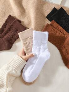 2 Paar Damen Herzmuster einfarbige Kabel-Stricksocken, geruchshemmend und feuchtigkeitsableitend, modisch und vielseitig, geeignet für Herbst und Winter, zufällige Farben