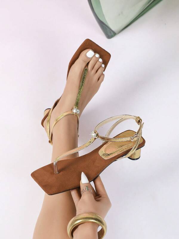 ¡De moda y elegante! Sandalias planas con tira de metal y punta abierta en ante marrón, adecuadas para citas de verano y salidas casuales