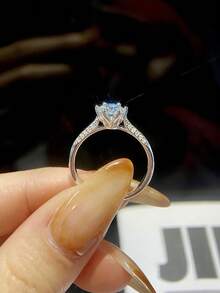 1克拉六爪镶嵌莫桑石钻石S925纯银戒指，优雅订婚/结婚戒指，生日/周年纪念礼物，送给闺蜜 - 六爪莫桑石戒指-1ct - 查看 3