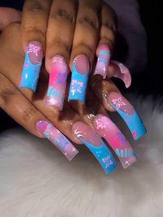 20 件 XXL 超长弧形火焰按压指甲，裸色底色，搭配红橙色火焰尖头和金色字母饰物，亮面 Y2K 风格，易于穿脱，内含果冻胶和迷你锉刀，适合派对、节日、音乐会和万圣节的美甲套装