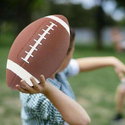 El material de PVC de alta calidad de Rugby inflable es ecológico e inodoro. Pequeño y portátil, muy adecuado para juegos deportivos familiares, actividades escolares, etc. Equipado con bombas inflables rápidas para niños y adultos.  Mejorar la capacidad de coordinación mano - ojo de los niños y mejorar su condición física. Fácil de limpiar y mantener, ofrece horas de juego.