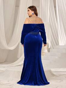 这款大码女士丝绒晚礼服采用优雅的高领设计，鱼尾裙摆，肩部饰以水晶点缀的薄纱面料，搭配镶钻腰带凸显腰线，修身胸衣和及地鱼尾裙摆，尽显精致优雅，是出席黑领结晚宴、婚礼宾客仪式、正式招待会、红毯活动和歌剧之夜的完美之选。 - 寶藍色 - 查看 2