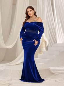 这款大码女士丝绒晚礼服采用优雅的高领设计，鱼尾裙摆，肩部饰以水晶点缀的薄纱面料，搭配镶钻腰带凸显腰线，修身胸衣和及地鱼尾裙摆，尽显精致优雅，是出席黑领结晚宴、婚礼宾客仪式、正式招待会、红毯活动和歌剧之夜的完美之选。 - 寶藍色 - 查看 5