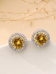 一对精致的方晶锆石耳钉，男女皆宜，全钻设计，独特优雅，适合万圣节、婚礼、珠宝、情人节等各种场合。适合女友礼物、沙特国庆节赠品、沙特宣传册、万圣节珠宝、圣诞节礼物。