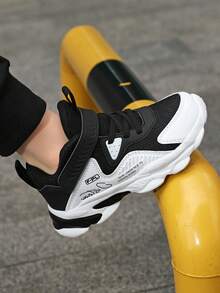 1 Paar Kinder Mittelhohe Basketball Sneaker, Mesh atmungsaktives Obermaterial, leicht, rutschfeste EVA langanhaltend Laufsohle, modisch vielseitig, verstellbarer Klettverschluss für einfaches An- und Ausziehen, geeignet für den täglichen Gebrauch