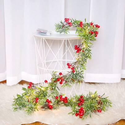 带灯的圣诞装饰，红色浆果藤蔓，人造绿叶，鲜红色浆果，温暖的灯光，非常适合营造节日气氛，适合圣诞节期间的家庭和商店