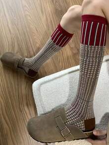 1 para wygodnych skarpetek z materiału w stylu retro, z wysokim stanem, w kratkę w blokach kolorów, odpowiednich do ciepłych strojów na jesień/zimę