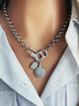 1 pieza Collar de mujer plateado con un diseño de cerradura única que conecta una placa cuadrada con letra de diamante y un colgante de estrella. Se puede combinar con una camisa blanca para el trabajo, un vestido blanco elegante para citas y una camiseta de estilo para el uso diario.