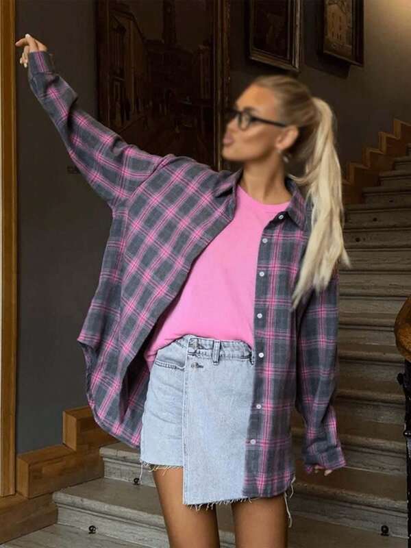 Blusa feminina plus size vintage Y2K xadrez rosa e roxa com blocos de cores, manga longa, lapela e botões. Estilo casual e streetwear dos anos 2000.