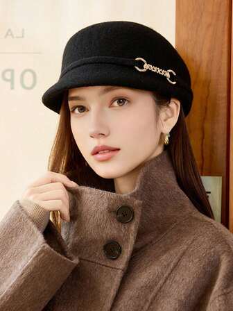 1pc Women's Beret Hat, Solid Color, All Season Classic Design. The Simple And Smooth Lines Outline A Retro Silhouette, Exuding A Grand Style. The Exquisite Metal Chain Decoration Adds A Luxurious Highlight To The Overall Look. Soft Wool Material With A Rich Texture. Whether Paired With A Wool Coat Or A Windbreaker, It Can Easily Create An Elegant Style, Making It A Must-Have Item For Fashion Enthusiasts. Suitable For Various Formal Occasions Such As Going Out And Gatherings.