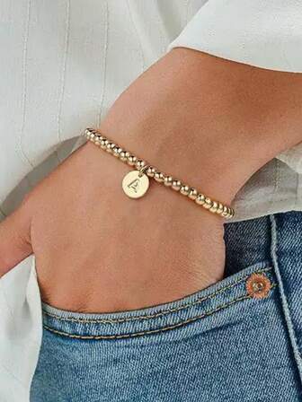 Pulseras con iniciales de cuentas doradas de moda para mujeres, pulseras elásticas con dijes de letras personalizadas como regalos de joyería para mujeres y niñas. La misma joyería para la familia de los niños.