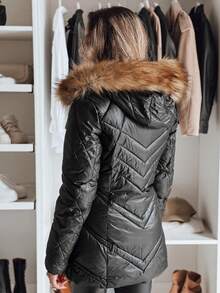 Jaqueta de inverno feminina acolchoada com capuz fixo e acabamento removível. Seu design clássico apresenta costuras decorativas e bolsos com zíper. É a peça de vestuário quente perfeita para o frio, oferecendo conforto e elegância para o dia a dia. - Preto - Ver 4