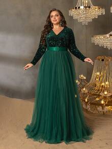 这款大码正式晚礼服采用优雅的V领设计，飘逸的A字雪纺裙摆，以及宽腰带凸显腰线。长袖饰以亮片，修身的剪裁和及地长裙散发出精致高贵的气质。这款礼服是出席黑领结晚宴、婚礼宾客仪式、正式招待会、红毯活动和歌剧之夜的完美之选。 - 墨綠色 - 查看 4