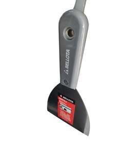 Espátula Bellota 4" es una herramienta resistente y ergonómica, ideal para trabajos de albañilería, yeso, pintura y remodelación. Fabricada con acero inoxidable de alta calidad, ofrece gran durabilidad, flexibilidad y resistencia a la corrosión. Su mango bimaterial proporciona un agarre cómodo, reduciendo la fatiga durante el uso. Perfecta para aplicar, extender o raspar materiales con precisión profesional en superficies lisas o irregulares. - Gris - Ver 3